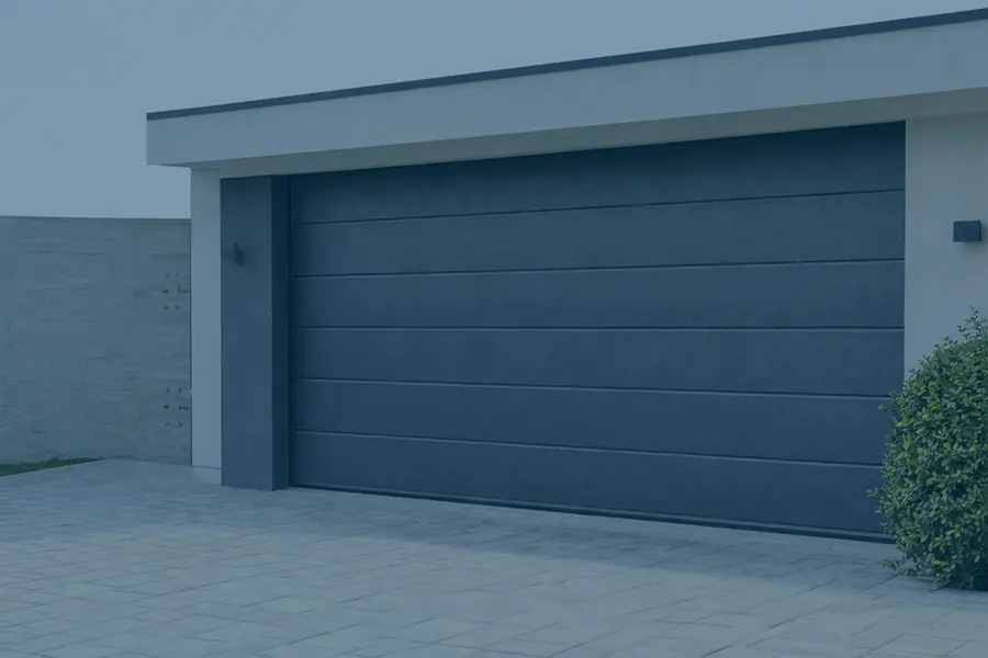 Antracit szekcionált garázskapu Szombathelyen családi háznál